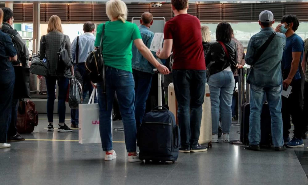 Αεροπορικώς στα νησιά μόνο με αρνητικό τεστ ή πιστοποιητικά εμβολιασμού και νόσησης